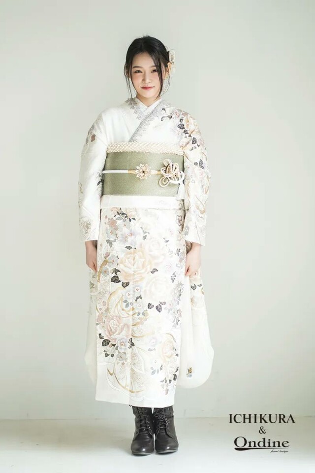 振袖専門店 オンディーヌの振袖 /白色/その他色/クール/バラ柄/ E-1039