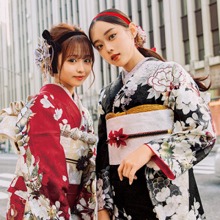 ちあ❣️オンディーヌ振袖1式セット ❤︎ちぃぽぽ振袖❤︎ . 赤色の振袖ピックアップ👘 . 王道な赤色