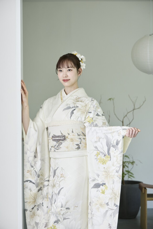 三松エレガンス 振袖 正絹 白地 紋意匠 花柄 美品重ね襟 三松の振袖 /白色/黄色/エレガント/百合柄/ 白百合 | My振袖