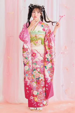 【今年中にお譲りしたいので！】鎌倉振袖フルセット 矢作萌夏ちゃん”着用の振袖-紺｜成人記念の新作振袖ご紹介