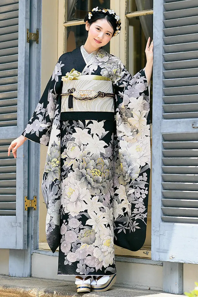 黒と白の花柄振袖 華徒然×吉木千沙都 黒/白 牡丹柄/桜柄 かっこいい 大人っぽい 柄多め