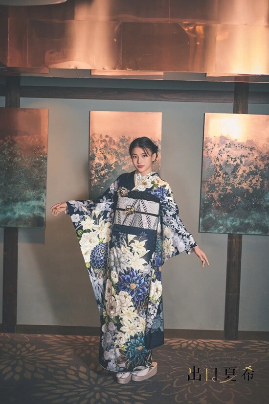【美品】大衆演劇　花柄振袖 PLUMの振袖 /紺色/白色/エレガント/花柄/ 出口夏希振袖登場！！ | My振袖