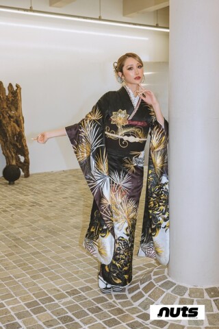 PLUMの振袖 /黒色/シルバー色/クール/松柄/ ギャル雑誌nuts