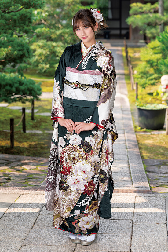振袖 黒地　ナカノヒロミチ 絞り　白い花と金糸花 振袖 黒地 ナカノヒロミチ 絞り 白い花と金糸花 振袖 黒地