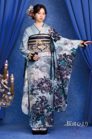 華やかな　花柄　振袖　水色 華やかな花柄の水色振袖 - 成人式に最適な高級着物