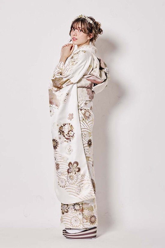 C561正絹　鈴乃屋　振袖　色無地　極美品　着物 TAKAZENの振袖 /ピンク色/古典/牡丹柄/ 最新作正統派古典 ピンク