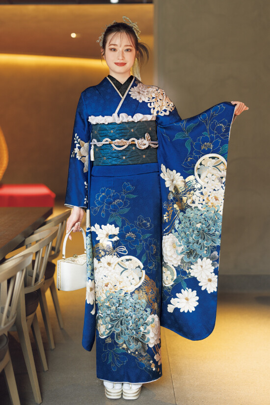 【美品】青色 花柄 振袖 古典柄の大胆な青の花々が凛とした雰囲気の振袖〈No.FL_D306/F8-51