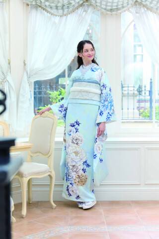 一蔵 青と白の花柄振袖セット ファー バック 草履 髪飾り付き成人式 一蔵 青と白の花柄振袖セット ファー バック 草履 髪飾り付き