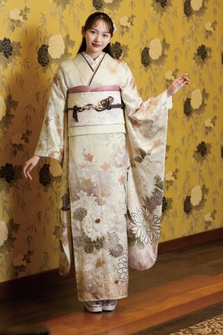 近江屋の振袖 /ベージュ色/古典/菊柄/ T-115 2026年冬モデル | My振袖