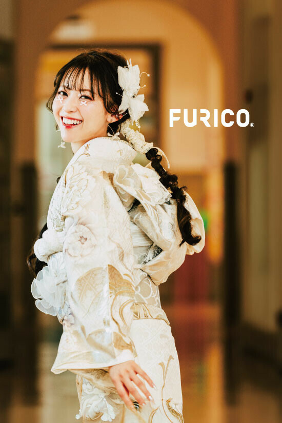 FURICOの振袖 /白色/ゴールド色/キュート/花柄/ 白×ワントーン×花柄
