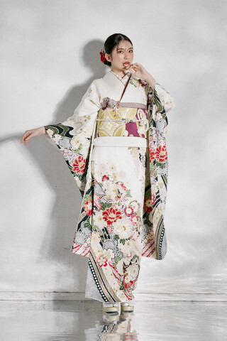 No.52488 【MK-1607】豪華な古典柄が映える白地の華やか振袖