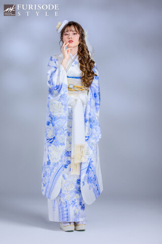 【MK-1408】純白とロイヤルブルーで叶うフェミニンスタイル_振袖_52546 | FURISODE　STYLE　まるやま・京彩グループ