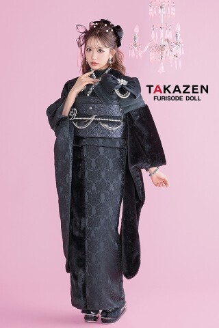 ヘップバーンシュシュ　黒　ファー/ジャガード生地　リボン・キラキラパーツ付き　ふわふわ振袖　人とかぶらない　かわいい　セレブ　伊藤桃々【通販可】26014_振袖_40573 | TAKAZEN