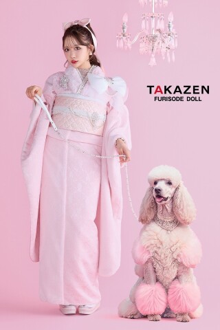 ヘップバーンシュシュ　ピンク　ファー/ジャガード生地　リボン・キラキラパーツ付き　一番目立つ　ふわふわ振袖　セレブ　かわいい　伊藤桃々【通販可】26013_振袖_40583 | TAKAZEN