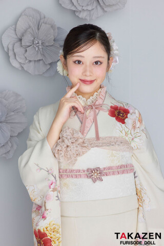 お振袖 クリームイエロー　明るい洋花　正絹　美品 TAKAZENの振袖 /白色/赤色/レトロ/桜柄/ 最新作くすみカラー 東京
