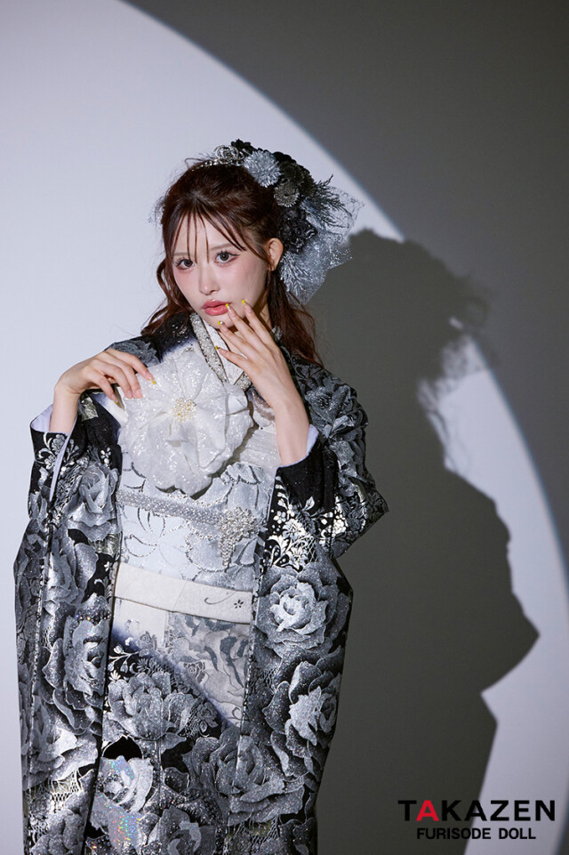 TAKAZENの振袖 /黒色/シルバー色/グラマラス/バラ柄/ モード系 黒