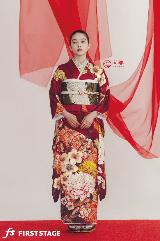 ファーストステージの振袖 /赤色/ベージュ色/古典/桜柄/ クール系振袖