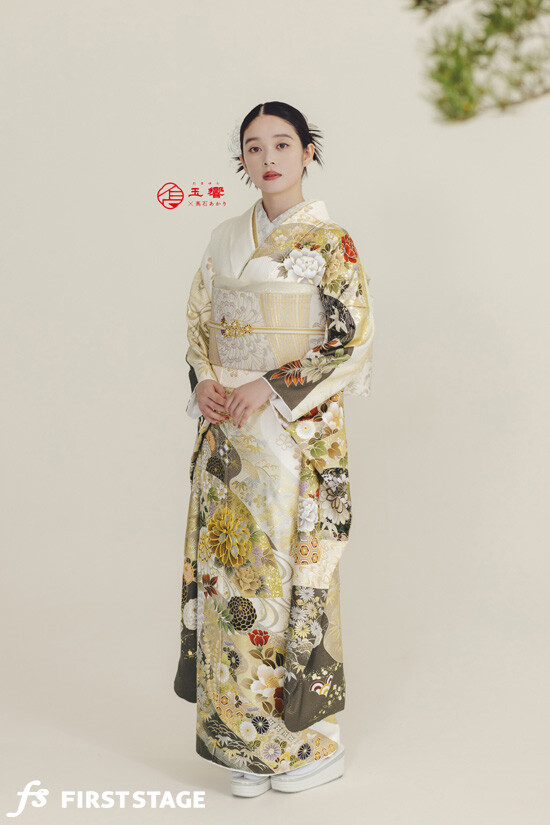 ファーストステージの振袖 /ベージュ色/緑色/古典/花柄/ 古典系振袖