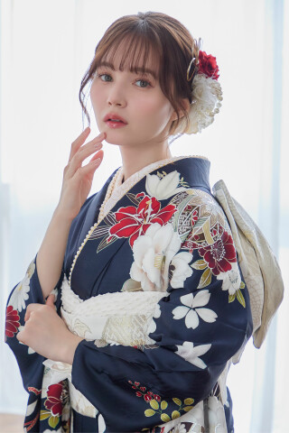 菊京屋の振袖 /紺色/古典/花柄/ 紺地に毬と椿柄の振袖 | My振袖