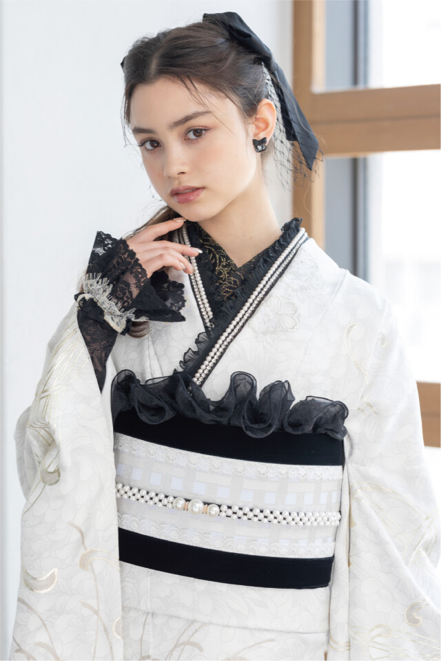 菊京屋の振袖 /白色/シルバー色/エレガント/花柄/ 白地に刺繡と銀彩