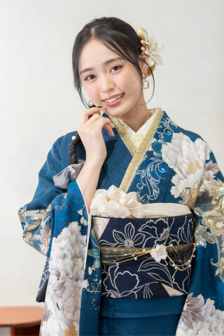 青花総柄 振袖 装い金彩 身丈157.5 裄66 袖丈111 菊京屋の振袖 /青色/白色/古典/花柄/ 青地に牡丹と金彩スワロ | My振袖