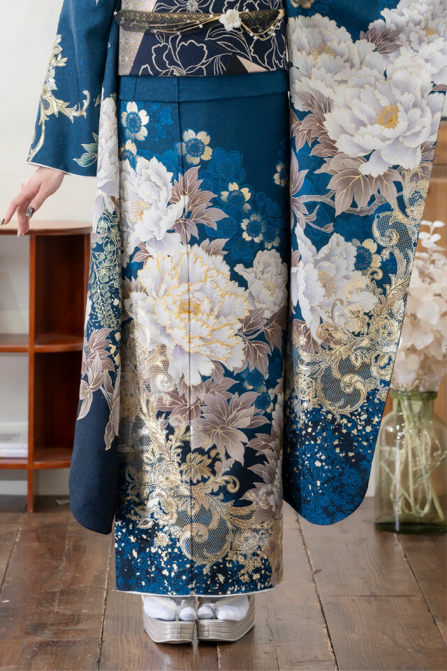 菊京屋の振袖 /青色/白色/古典/花柄/ 青地に牡丹と金彩スワロ | My振袖