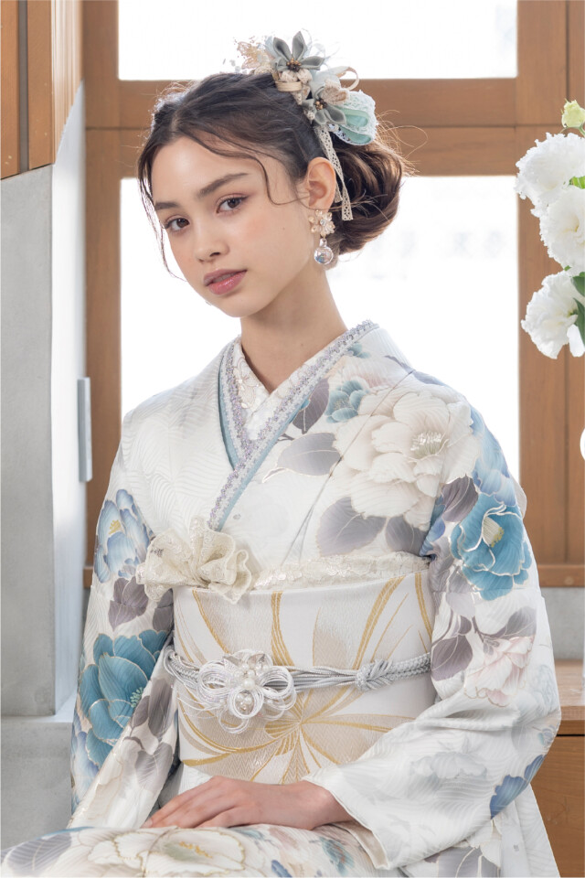 菊京屋の振袖 /白色/水色/キュート/花柄/ 白地に水色と可愛い椿 | My振袖