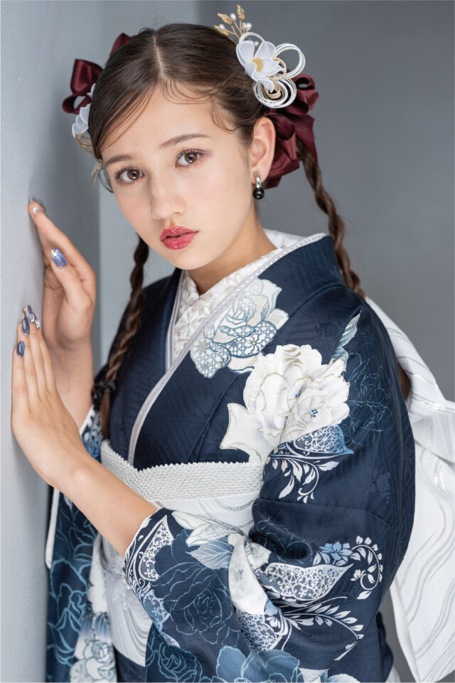 菊京屋の振袖 /紺色/白色/グラマラス/バラ柄/ 濃紺色に白薔薇と銀彩