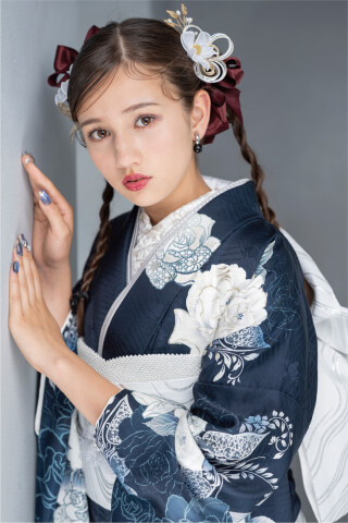 菊京屋の振袖 /紺色/白色/グラマラス/バラ柄/ 濃紺色に白薔薇と銀彩