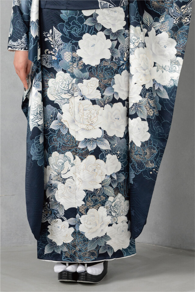 菊京屋の振袖 /紺色/白色/グラマラス/バラ柄/ 濃紺色に白薔薇と銀彩