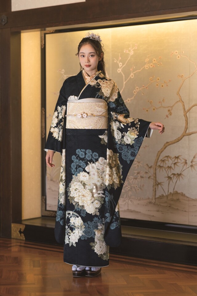 呉服の登美屋の振袖 /紺色/白色/キュート/花柄/ 2026愛花MANACA掲載柄 