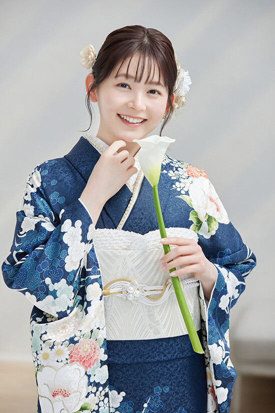 美しい花柄の紺色振袖着物 美しい花柄の紺色振袖着物