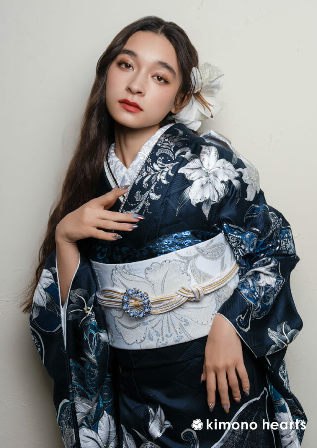 キモノハーツ／kimono heartsの振袖 /紺色/シルバー色/グラマラス/百合