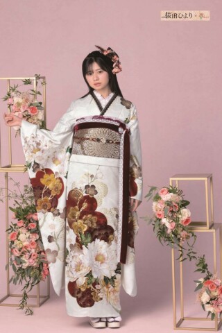 わたなべ衣裳店の振袖 /緑色/古典/菊柄/ 緑の綸子生地の古典柄