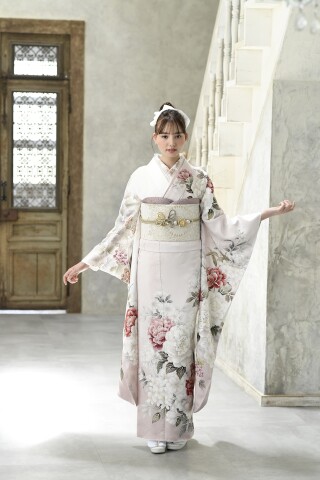 大特価SALE中★振袖セット【7点】可愛い白色振袖★成人式★披露宴等 今田美桜振袖｜成⼈式の振袖レンタルならTAKAZEN、世界⼀かわいい