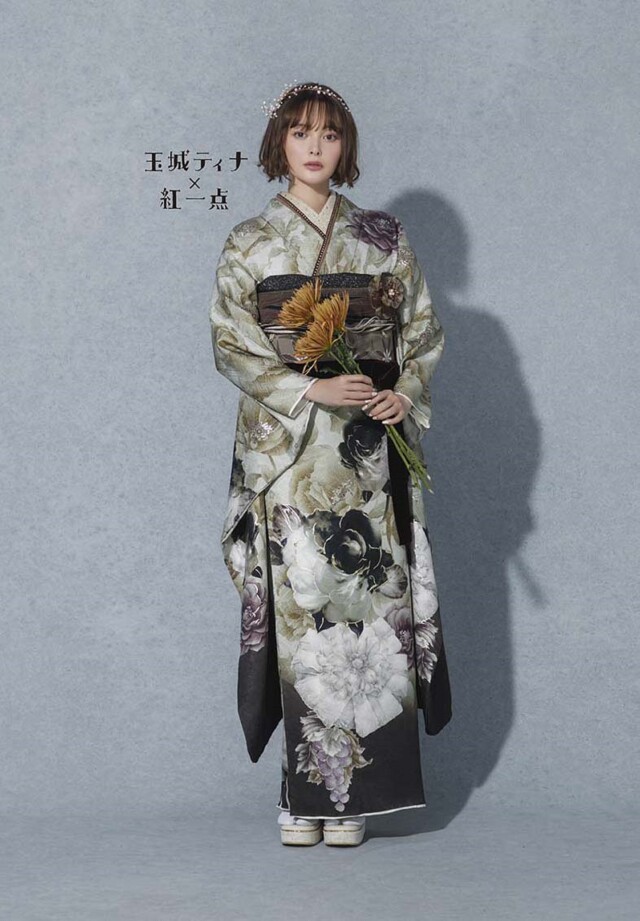 コラボ振袖 AMIAYA×紅一点 金駒 金彩 身丈175cm 身幅ゆったりめ 振袖 きものこまやの振袖 /ゴールド色/黒色/エレガント/バラ柄/ 玉城