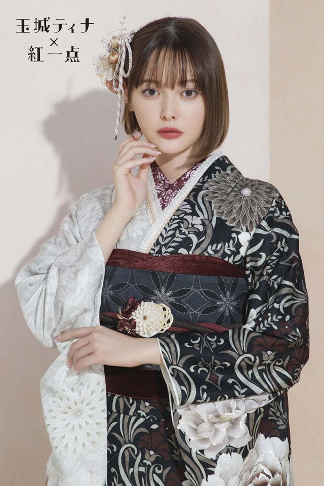 玉城ティナ　振袖 振袖 きものこまやの振袖 /黒色/白色/エレガント/牡丹柄/ 玉城ティナ