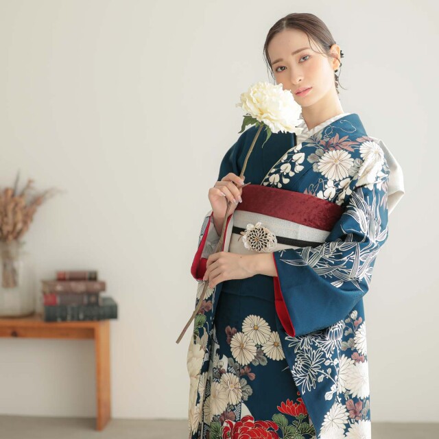 上品で落ち着いた紺地の牡丹と菊の振袖フルセット 上品で落ち着いた紺地の牡丹と菊の振袖フルセット 濃紺 流水菊牡丹