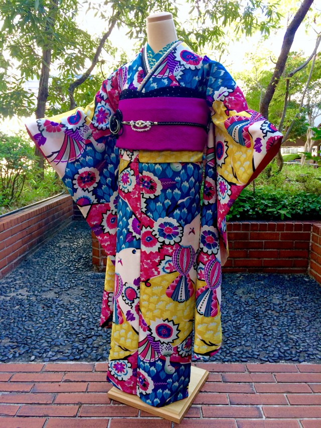 遊楽市の振袖 /黄色/ピンク色/キュート/その他/ 【岡重】カラフル孔雀
