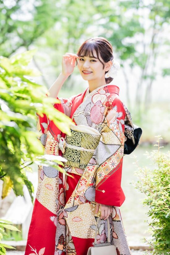 遊楽市の振袖 /赤色/ゴールド色/古典/橘柄/ 田村愛美鈴さんご着用