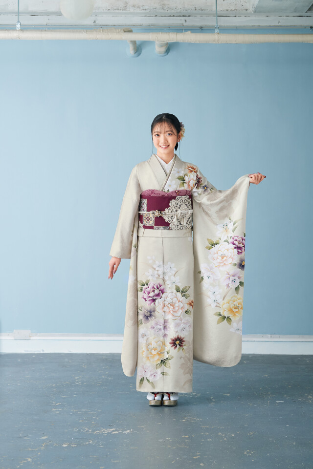 小糸伸輔の店 熊本本店の振袖 /白色/ベージュ色/キュート/花柄/ 新作