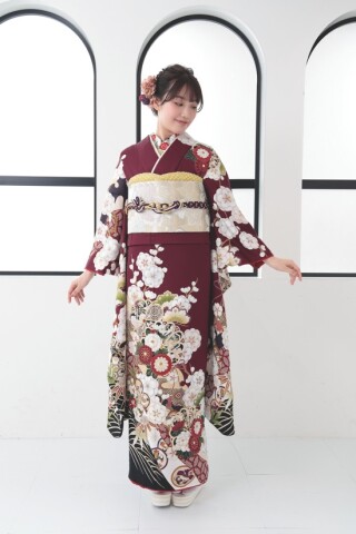 ♦︎御専用ページ♦︎パートⅡ ♦︎薔薇紋様の振袖セット振袖以外 粋古典】FL-D309｜深みのある赤色に映える白牡丹が麗しい古典柄振袖で