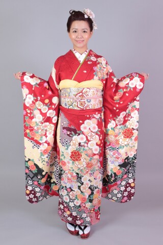 玉城ティナ　振袖のみ仕立て付き 玉城ティナ × 紅一点の振袖-黒|成人記念の新作振袖ご紹介 KI-672
