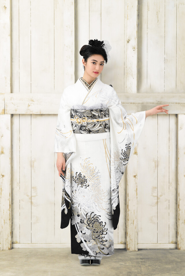 きものくらち多治見店の振袖 /白色/黒色/クール/菊柄/ 着たくなる日