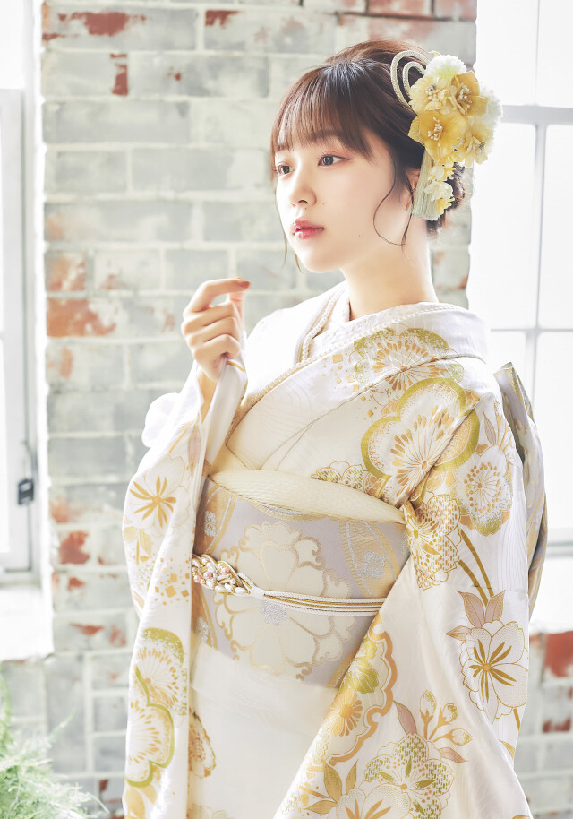 オンリーワンフォトスタジオの振袖 /白色/ゴールド色/レトロ/梅柄/ な