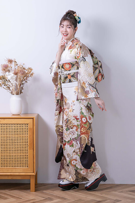 きもの処 美のりの振袖 /白色/ベージュ色/古典/花柄/ 2024年新作振袖