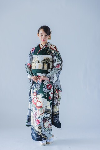 深緑に映える白と赤の菊｜格調高い正統派の古典振袖_振袖_1662