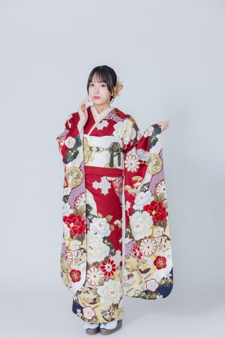 赤とクリームに咲く白牡丹と鬠｜レトロ可愛い王道の古典振袖_振袖_46482