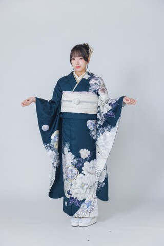 藍紺に咲く白とグレーの牡丹｜静けさをまとうレトロモダン振袖_振袖_46483