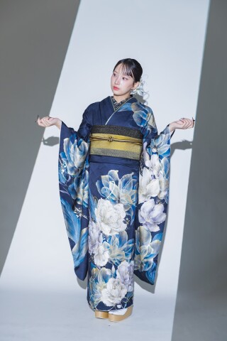 濃紺に浮かぶ白と水色の大輪花｜クールで大人っぽいモード振袖_振袖_46494